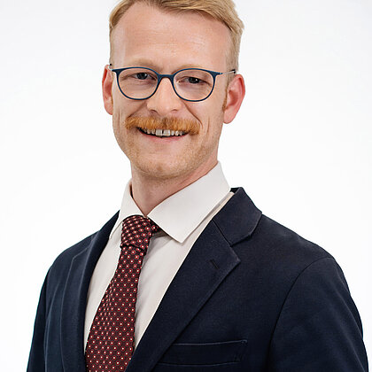 Portraitfoto von Leon Alexander Virchow vor hellem Hintergrund