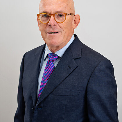 Portraitfoto von Thomas Greiner vor hellem Hintergrund