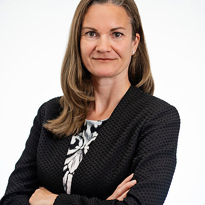 Portraitfoto von Isabell Halletz vor hellem Hintergrund