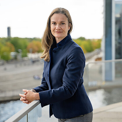 Portraitfoto von Isabell Halletz vor dem Bundestag im Berliner Reichstag