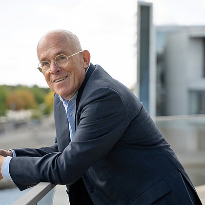 Portraitfoto von Thomas Greiner vor hellem Hintergrund