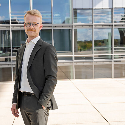 Portraitfoto von Leon Alexander Virchow vor hellem Hintergrund